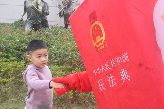 说明: E:\澳门六合彩开奖记录资料
重要获奖\照片素材\1、“保驾护航”普法宣传照片\2020年11月赴钱塘新区少年宫开展普法志愿服务活动现场.jpg